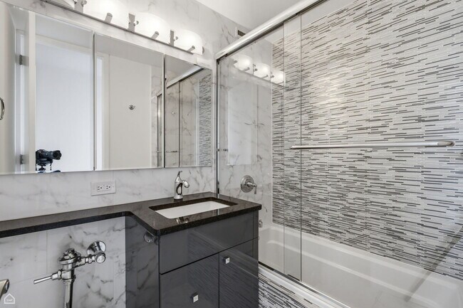 Building Photo - 330 W Diversey Pkwy