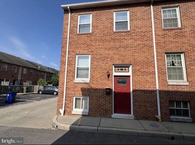 Building Photo - 402 N Chapel St