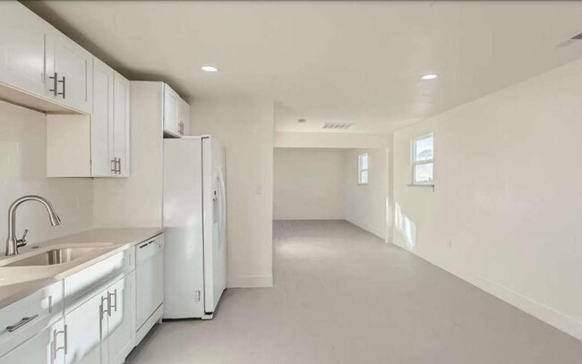 Building Photo - Bright & spacious Sherrelwood apartment wi...