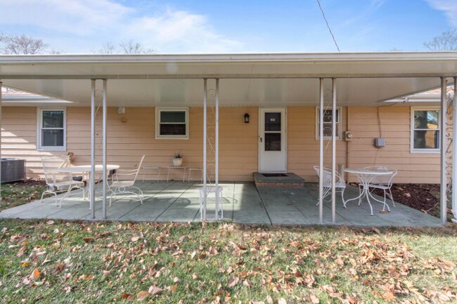 Building Photo - 1533 S 76th St