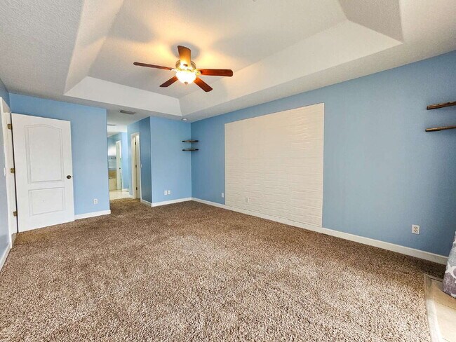 Building Photo - Waterfront Pool Home in Desirable Sunset Lakes