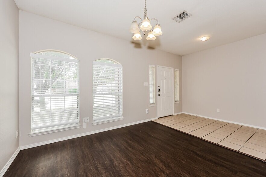 Building Photo - 2808 Earle Dr