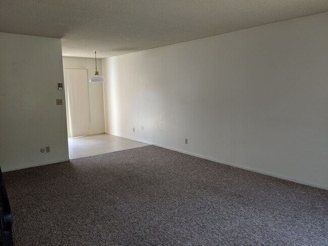Interior Photo - 0053 2935 Augusta #1-8