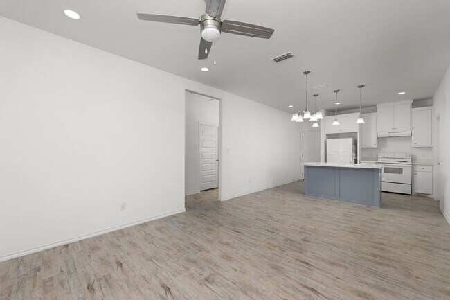 Building Photo - 2715 Maria Dr