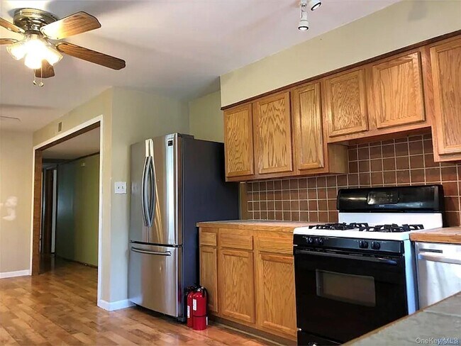 Building Photo - 52 Horton Ave