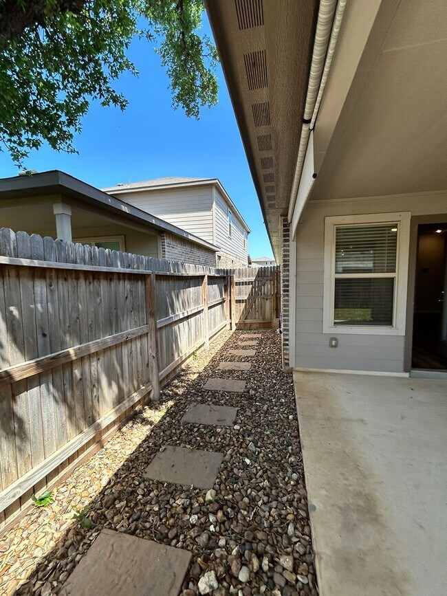 Building Photo - Contemporary 4-bedroom, 3-bathroom