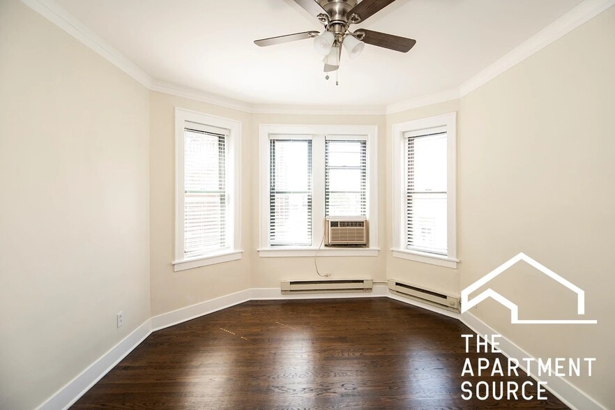 Building Photo - 3845 N Greenview Ave