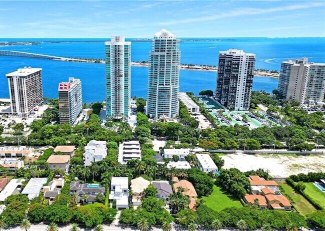 Building Photo - 2101 Brickell Ave