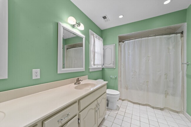 Building Photo - 832 Chalbourne Dr