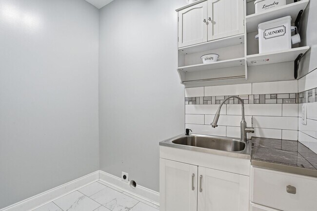 Building Photo - Beautiful Home With Large Yard In Fountain Inn