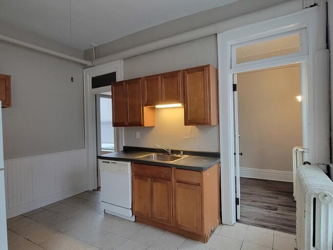 Building Photo - 4 or 5 Bedroom Upper Luxury Apartment with Custom Fireplace in Historic Building
