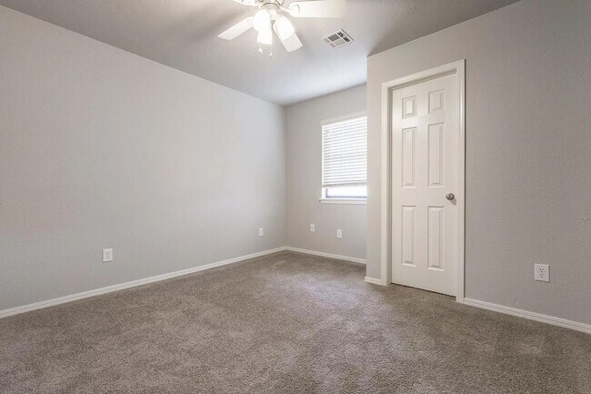 Building Photo - Beautiful 2BD/2.5 BTH Home Right off of NW Expressway and Shopping Areas