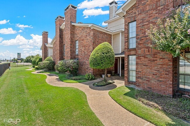 Building Photo - 8 Meadow Creek Dr