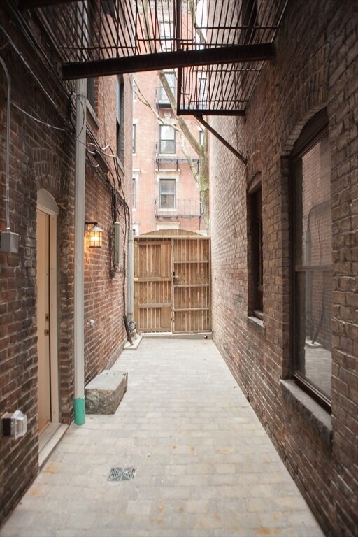 Building Photo - 54 Garden St