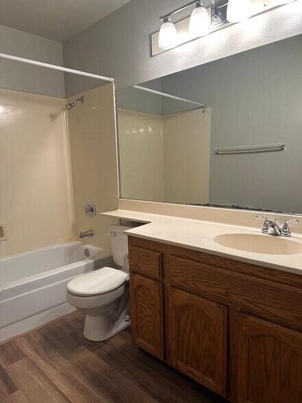 Building Photo - 643 Lunardi Way