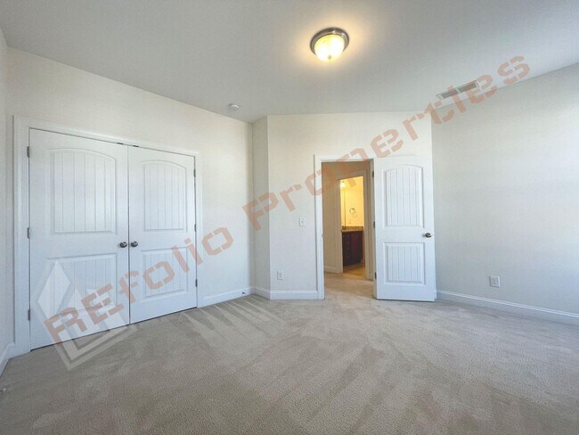 Building Photo - Beautiful 5 Bedroom End Unit Townhouse wit...