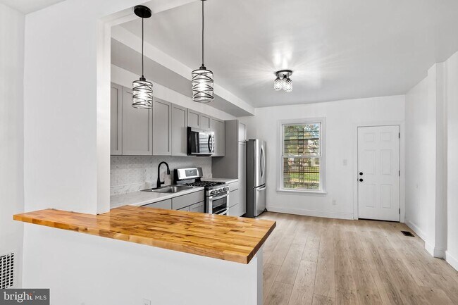 Building Photo - 1605 Darley Ave