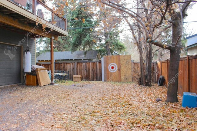 Building Photo - Spacious 3 BR w/ all wood floors and great midtown Bend location