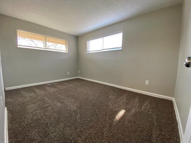 Building Photo - 301 Ives Ln