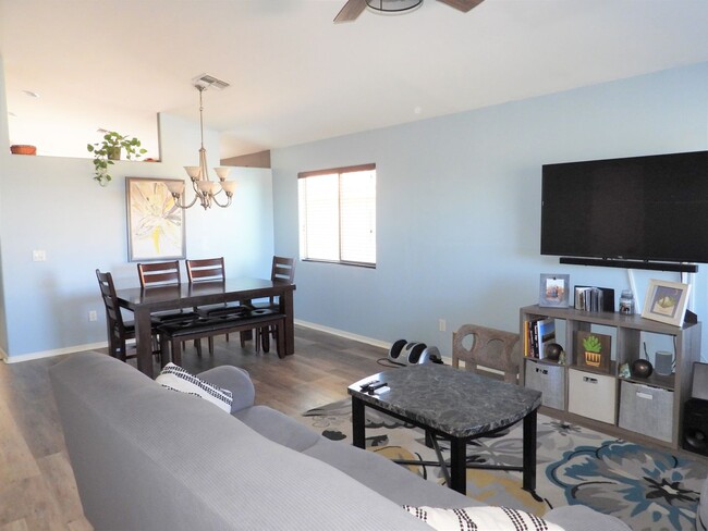 Building Photo - Corona de Tucson 3 Bed 2 Bath Single Story...