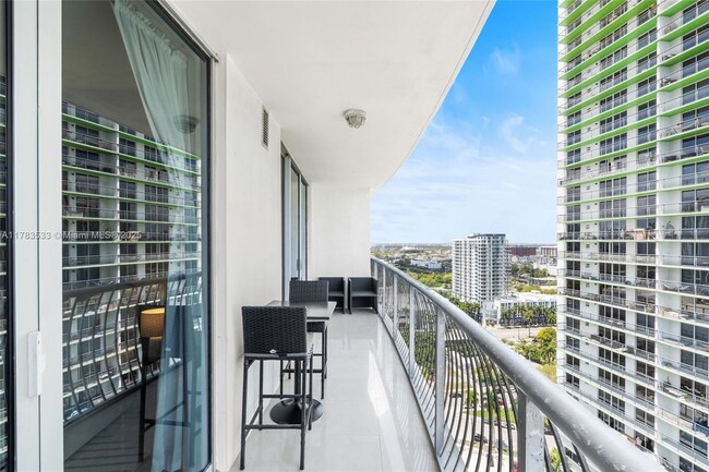 Building Photo - 1750 N Bayshore Dr