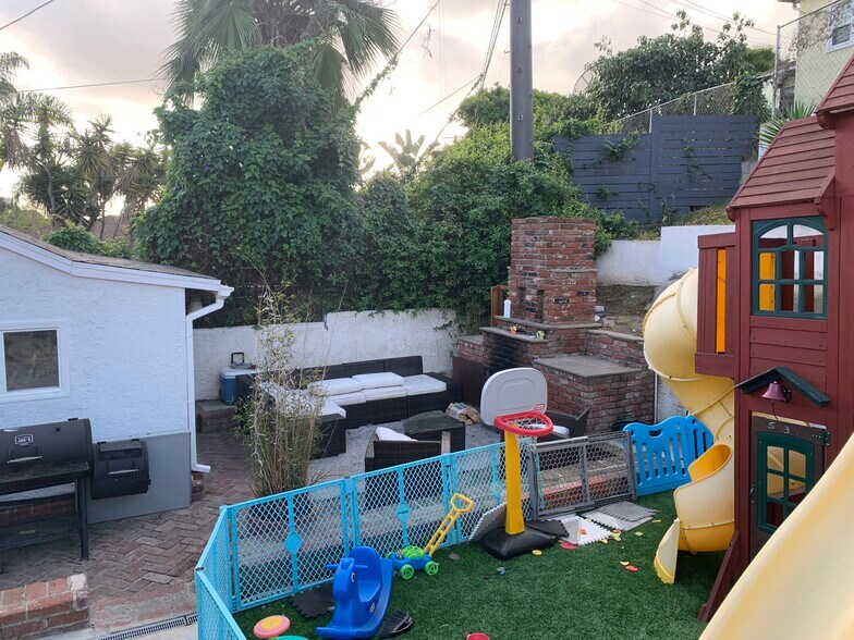 Outdoor patio area fireplace - 5037 Parkglen Ave