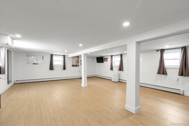 Building Photo - 75 Oswego Ave