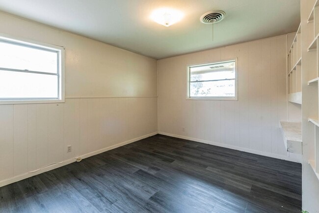 Building Photo - 4 Bed 3 Bath Brick Home with Fenced Yard