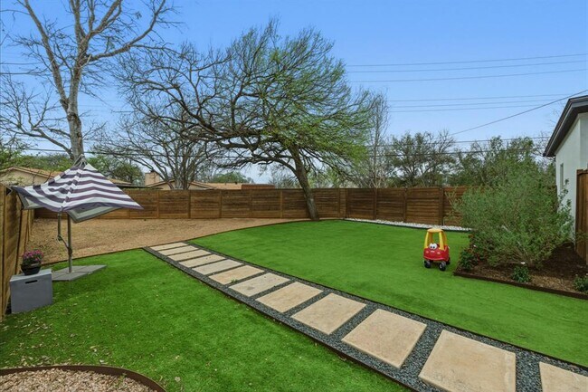 Building Photo - 1405 Camelot Cir