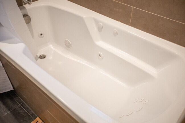 Building Photo - 1285 Parkway Ave