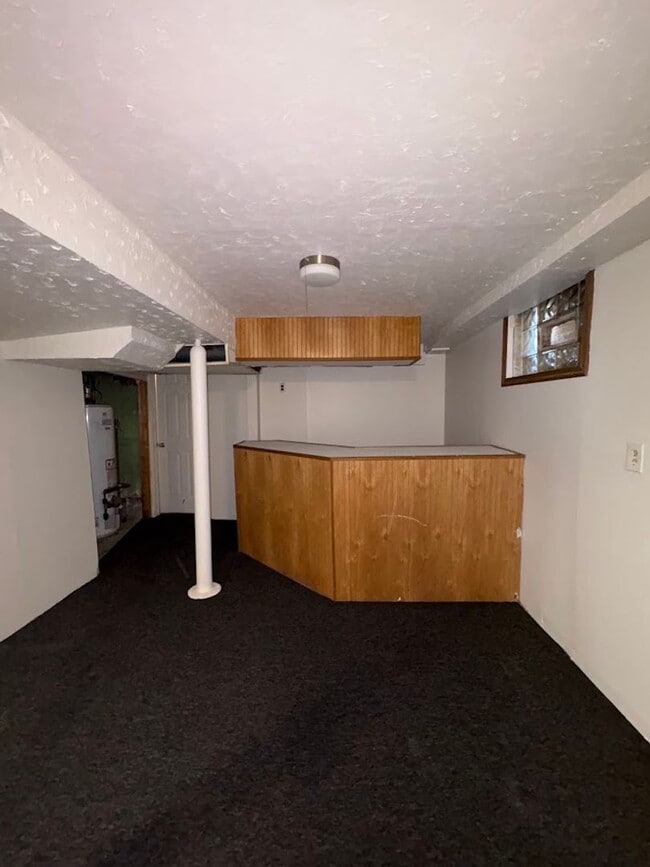 Building Photo - Large 4 bedrooms 2 full bathroom home for rent