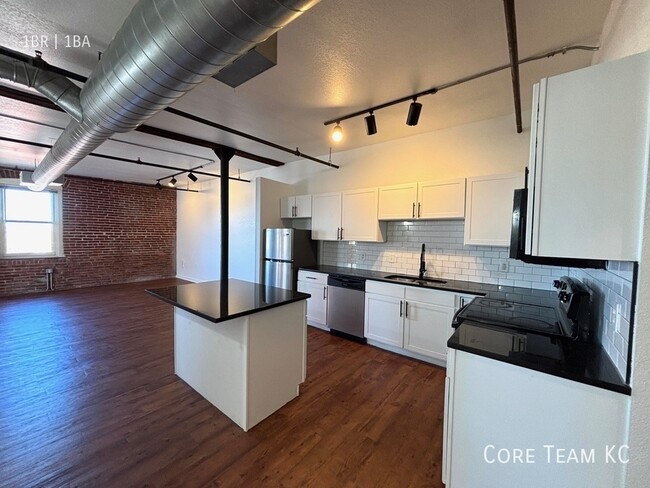 Building Photo - LARGE LOFT in River Market