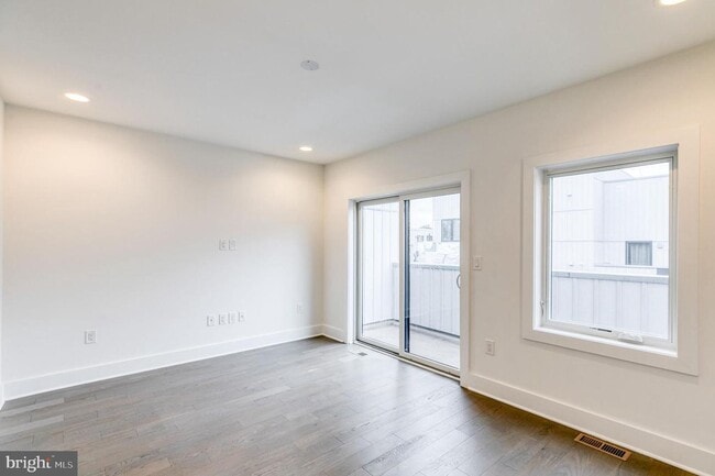 Building Photo - Northern Liberties Townhome with Parking