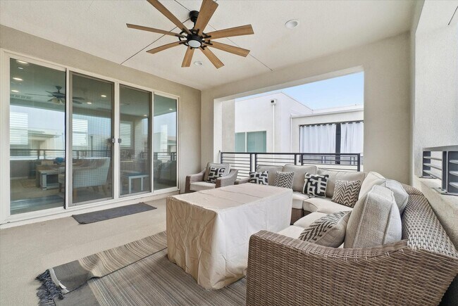 Building Photo - 155 Spectacle