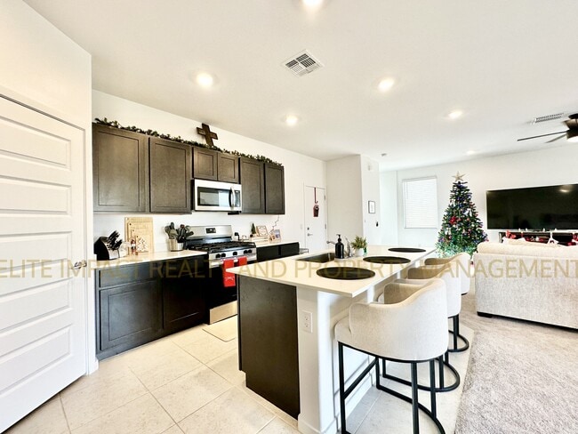 Building Photo - 7064 W Vineridge Dr