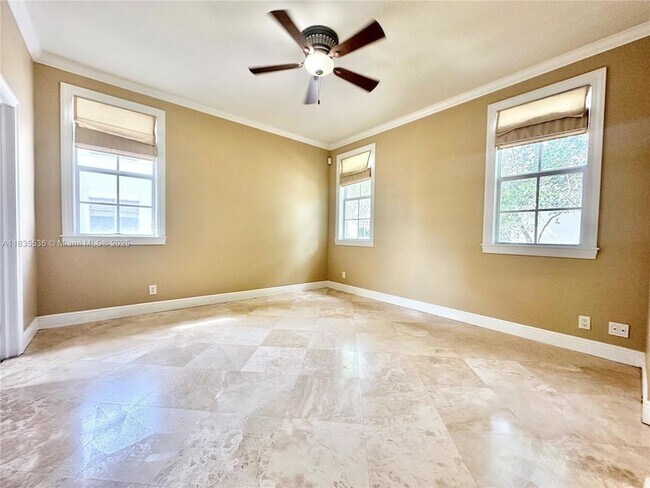 Building Photo - 483 Menendez Ave