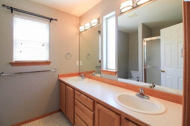 Building Photo - 4 Bed/3 Bath South Richland Home