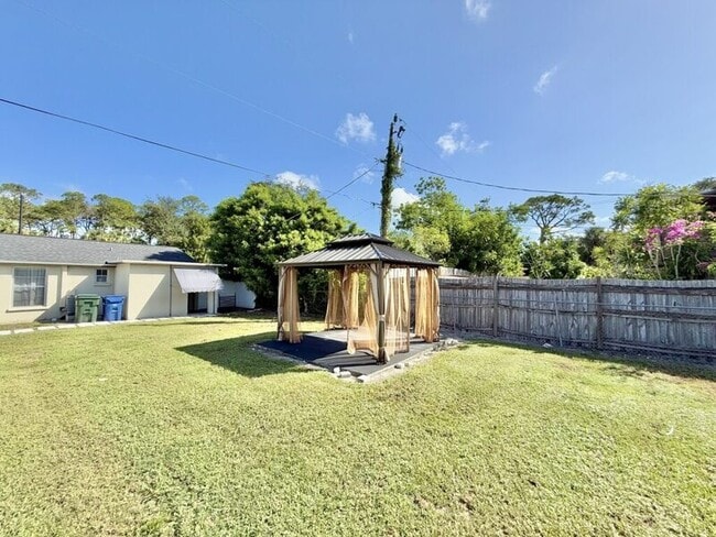 Building Photo - 7073 Brentford Rd