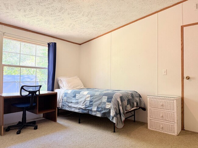 Building Photo - 5000 Flyaway Ln