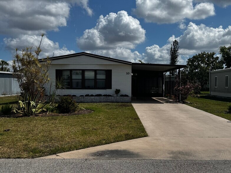 Building Photo - 10 Lake Diane Dr