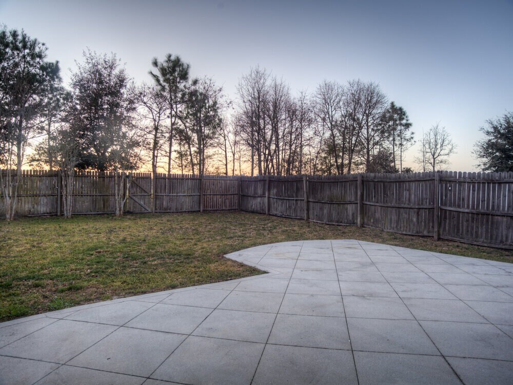 Building Photo - 1828 Creekview Dr