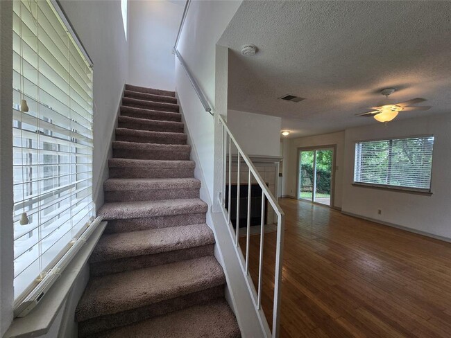 Building Photo - 807 Meadowcreek Dr