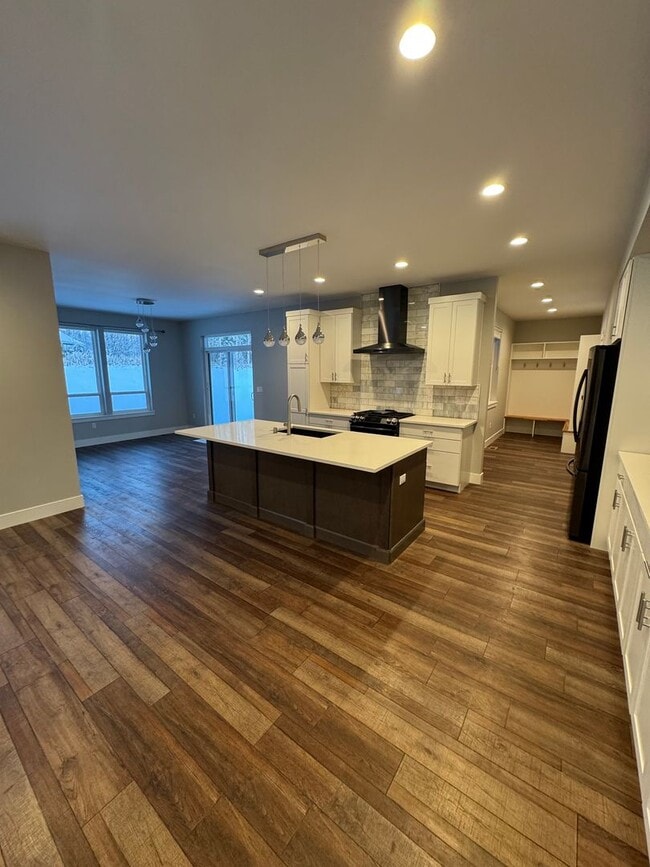 Building Photo - Beautiful 4 Bedroom Home in Desirable Wasi...