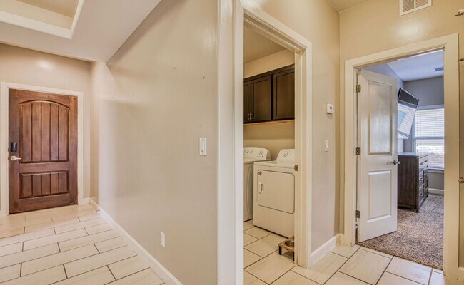 Building Photo - Eastside Beautiful 3 bed/2 baths