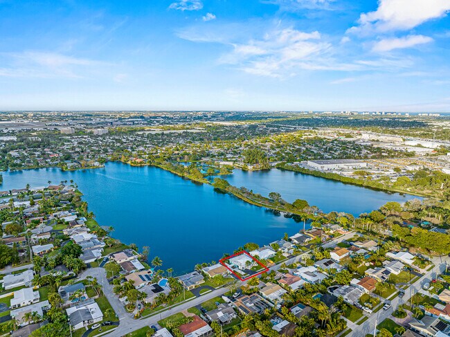 Nature and walking tails in abundance - 1741 NW 39th St