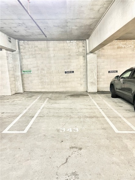 Building Photo - 645 W 9th St