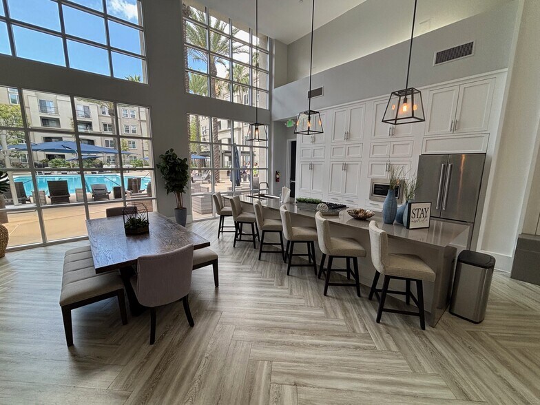 Building Photo - 2168 Scholarship