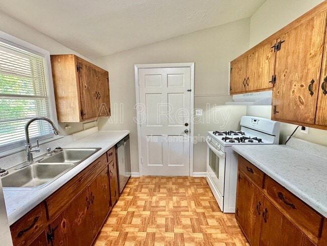 Building Photo - 3600 Nottingham Rd