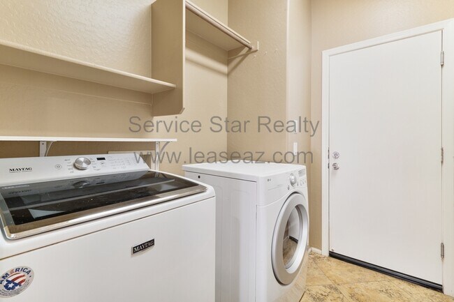 Building Photo - 978 E Corral St