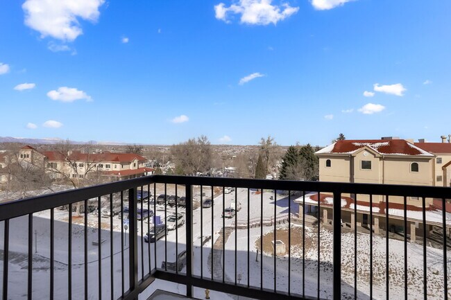 Building Photo - Luxe Condo Near Regis With Covered Parking Included